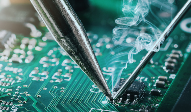 Narzędzia i akcesoria w serwisie elektroniki oraz warsztacie konstruktora