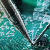 Narzędzia i akcesoria w serwisie elektroniki oraz warsztacie konstruktora