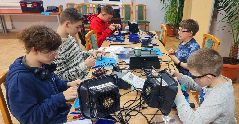 Fotografia 1. Montaż stroboskopów dyskotekowych LED AVTEDU641, od lewej Krystian, Kornel, Kornel, Karol, Adam. Młodzi Entuzjaści Elektroniki, Szkoła Podstawowa nr 86, Wrocław