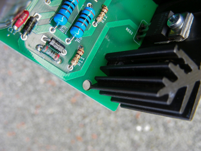 Rysunek 5 (po lewej). Żeby odsłonić otwór montażowy, trzeba spiłować część żebra radiatora dla IC2. Można też użyć śruby plastikowej lub wywiercić drugi otwór obok