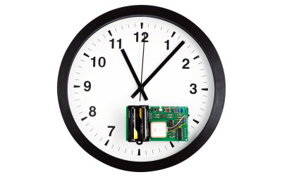 Zegar analogowy z GPS i długim czasem pracy przy zasilaniu z baterii