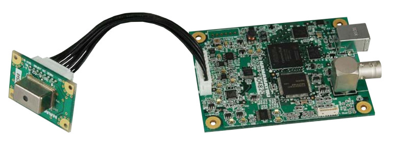 Fotografia 4. Zestaw ewaluacyjny z modułem spektrometru i kompatybilną kartą akwizycji danych, wyposażoną w port USB