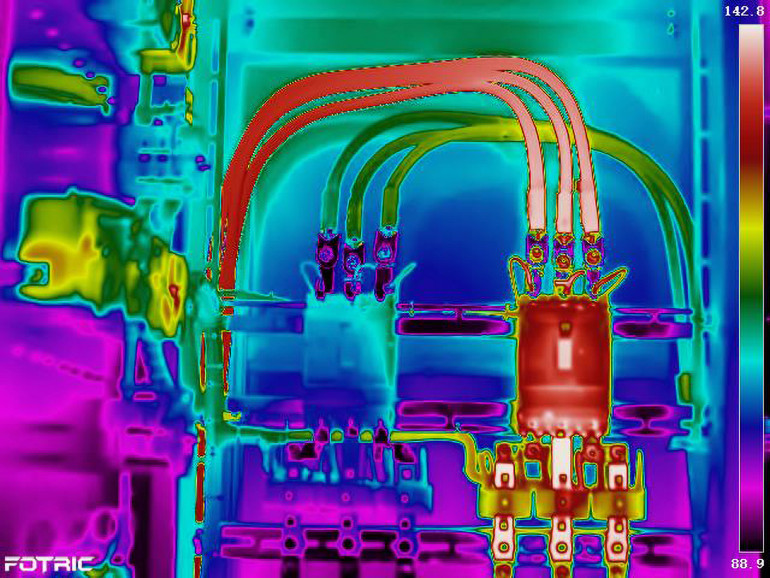 Fotografia 7. Obraz termowizyjny instalacji elektrycznej