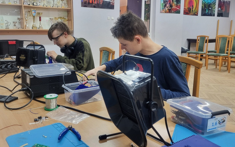 Fotografia 1. Od lewej: Krystian i Kornel podczas montażu Dwukolorowego kwiatka LED (zestaw AVTEDU643)