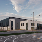 Niepozorna podstawówka z wysokiej klasy zasilaniem