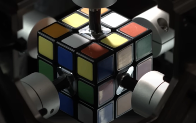 Rekordowe 0,305 sekundy! Robot Mitsubishi Electric ustanawia nowy rekord świata w układaniu kostki Rubika