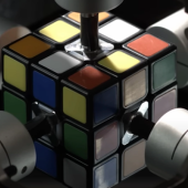 Rekordowe 0,305 sekundy! Robot Mitsubishi Electric ustanawia nowy rekord świata w układaniu kostki Rubika