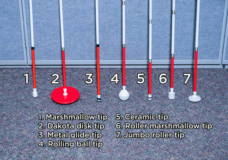 Fotografia 1. Różne końcówki białej laski: standardowa (1), dysk Dakota do nierównego terenu (2), trwała końcówka metalowa (3), kula na łożysku (4), końcówka ceramiczna podobna do metalowej (5), rolka, najpopularniejsza końcówka (6), rolka Jumbo (7)