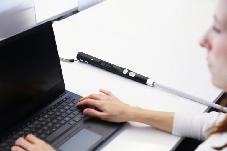 Fotografia 2. Elektroniczna laska dla niewidomych – WeWALK Smart Cane 2