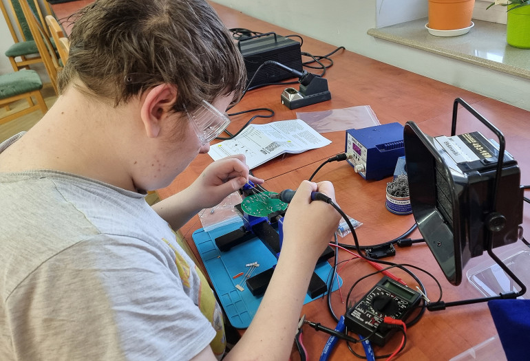 1. Dawid. Montaż zestawu Przypominacz świetlno-dźwiękowy (zestaw AVTEDU646)