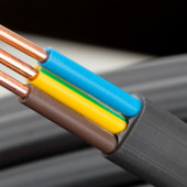 Przewód czy kabel? Kluczowa zmiana w terminologii, o której warto dowiedzieć się natychmiast