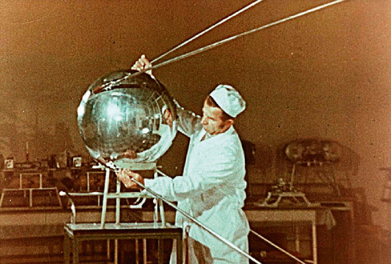 Zdjęcie 1: Sputnik-1, pierwszy sztuczny satelita Ziemi, kompletnie zmontowany