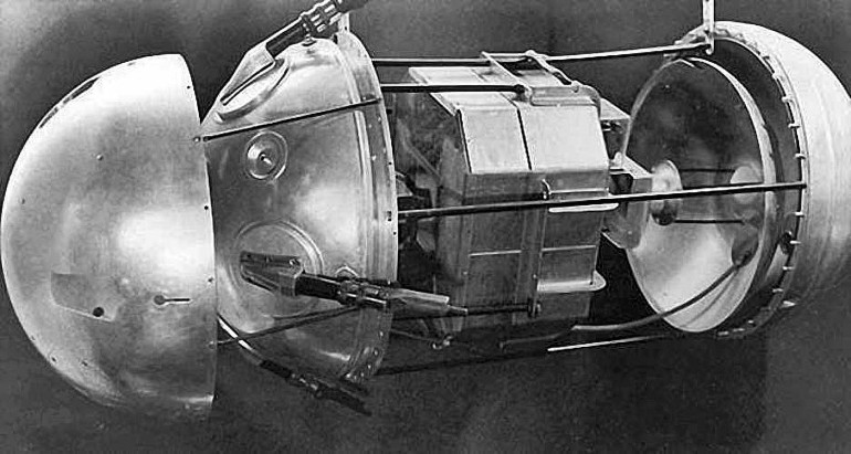 Zdjęcie 2: Co było w środku Sputnika? Wyraźnie widać ośmiokątny zestaw baterii, wewnątrz którego znajdował się moduł nadajnika D-200