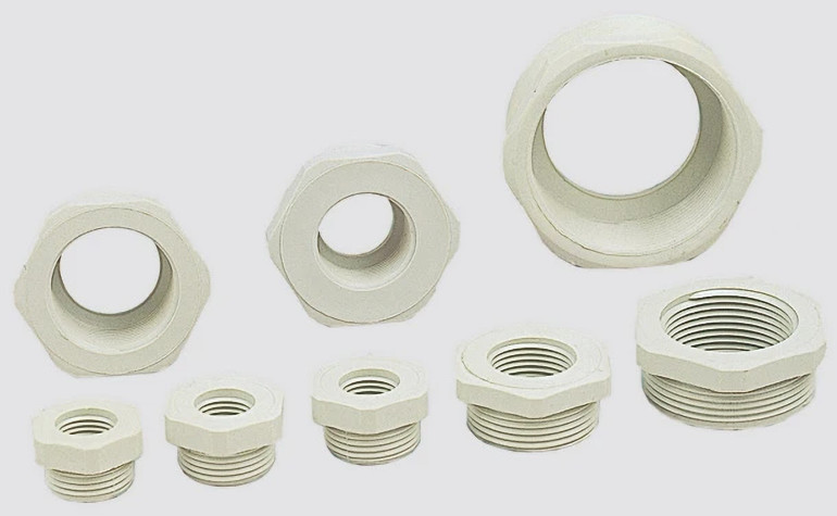 Fotografia 12. Przykładowe redukcje gwintów wykonane z poliamidu