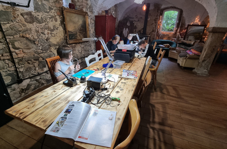 Fotografia 1. Od lewej: Oliwia, Natalia, Sebastian i Marcel podczas montażu zestawu Minipianino (AVTEDU635). Zajęcia Juniorów EdW odbyły się tym razem gościnnie w Zagrodzie CUDów  w miejscowości Trójca pod Zgorzelcem