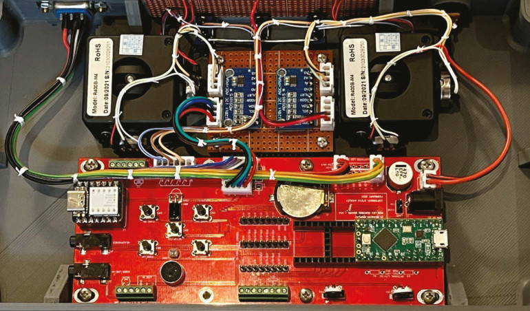 Ekscytacje Maxa. Migające diody LED i śliniący się inżynierowie (25)