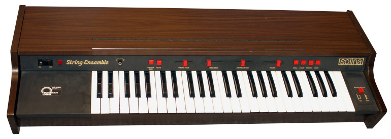Fotografia 1. Syntezator monolityczny Solina pozwalający tworzyć brzmienia naśladujące sekcję smyczkową orkiestry