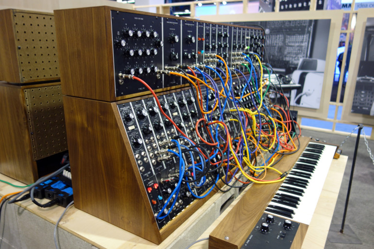 Fotografia 2. Syntezator modularny Moog System 55, edycja limitowana z 2015 roku. Brzmienie jest tworzone przez łączenie kablami poszczególnych modułów i regulowanie ich nastaw. Im więcej dostępnych modułów w tego typu syntezatorze, tym bardziej rozbudowane i różnorodne brzmienia można tworzyć za jego pomocą