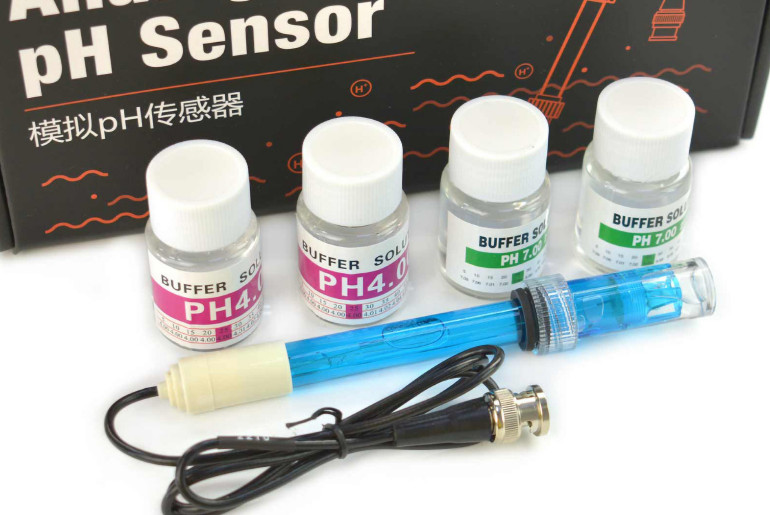 Fotografia 1. Zestaw pomiarowy z sondą pH oraz roztworami wzorcowymi [1]