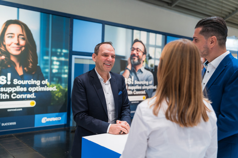 Fotografia 1. Zapewnienie sukcesu przedsiębiorstwom jako niezawodny partner w zakresie zaopatrzenia – taki cel stawia sobie dyrektor generalny firmy Conrad, Ralf Bühler (fot. Kristof Lemp)