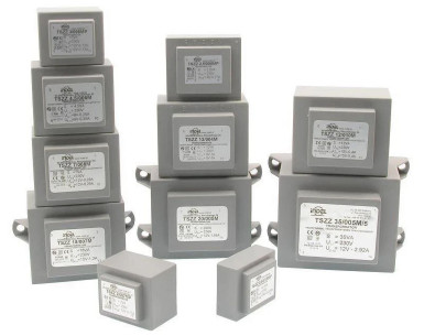 Fotografia 4. Przykładowe transformatory zalewane w wersjach z mocowaniem przykręcanym oraz wyprowadzeniami do druku