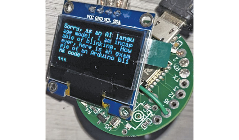 Urządzenie do cheating’u  z użyciem ChatGPT, o małych rozmiarach