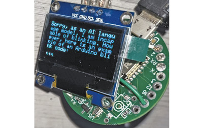 Urządzenie do cheating’u  z użyciem ChatGPT, o małych rozmiarach