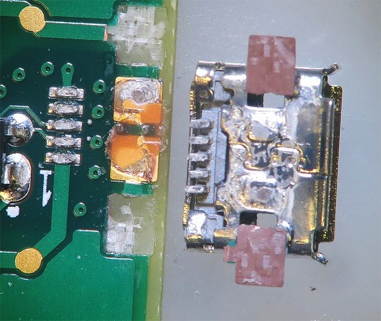 Fotografia 4. Przykład częstego uszkodzenia spotykanego w urządzeniach wyposażonych w gniazdo Micro USB – złącze oderwane od powierzchni PCB razem z padami lutowniczymi