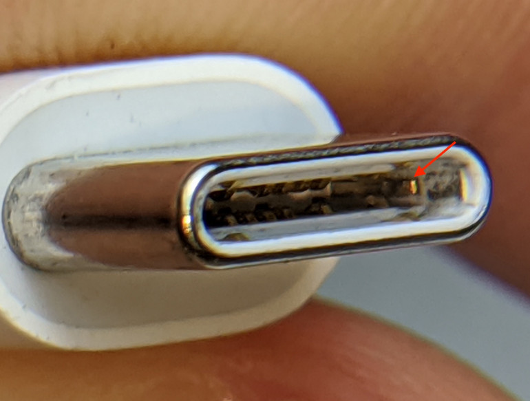 Fotografia 5. Miniaturowy zatrzask wewnątrz wtyku USB-C