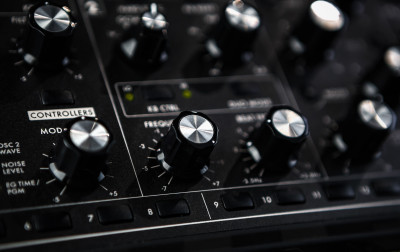 Syntezatory dźwięku (4). Zaawansowane oscylatory VCO i generatory LFO