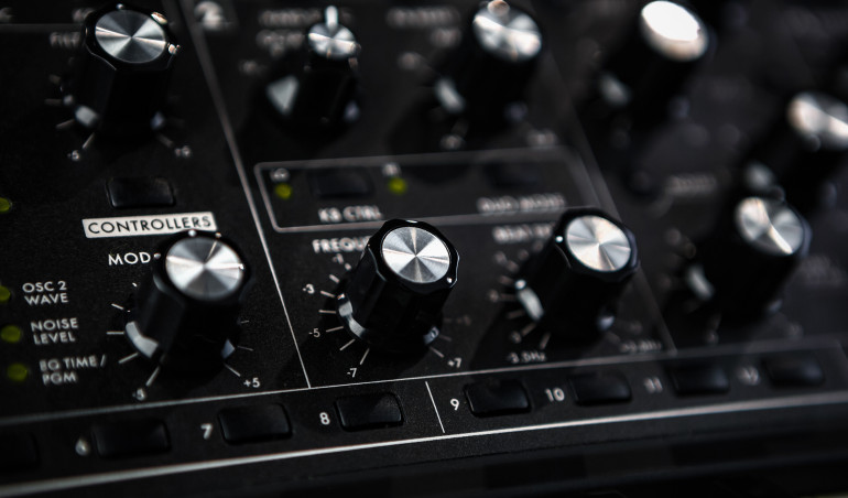 Syntezatory dźwięku (4). Zaawansowane oscylatory VCO i generatory LFO