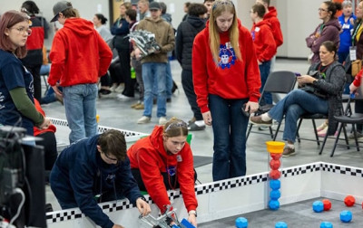 Firma Digi-Key Electronics zorganizowała turniej robotyczny Warehouse VEX V5 Robotics 2026