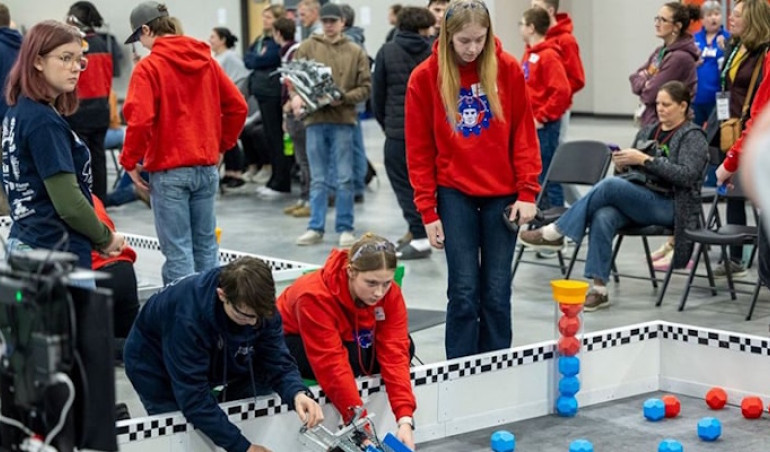 Firma Digi-Key Electronics zorganizowała turniej robotyczny Warehouse VEX V5 Robotics 2026