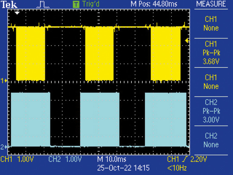 Oscylogram 1. Cykanie świerszcza jest symulowane poprzez sterowanie głośnikiem piezo grupami po trzy paczki sygnału odległe od siebie o około 20 ms. Pomiędzy tymi grupami występują znacznie dłuższe okresy ciszy