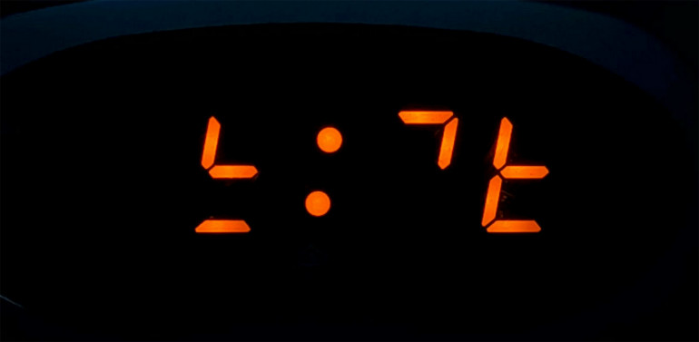 Fotografia 1. Zegarek z siedmiosegmentowym wyświetlaczem LED, sfotografowany za pomocą smartfona z czasem naświetlania aparatu ustawionym na 1/800 s. Doskonały przykład artefaktu wynikającego z relatywnie niskiej częstotliwości odświeżania multipleksu