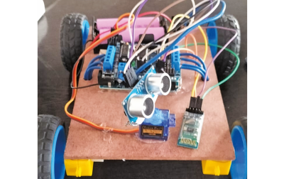 Sterowany głosem robot omijający przeszkody