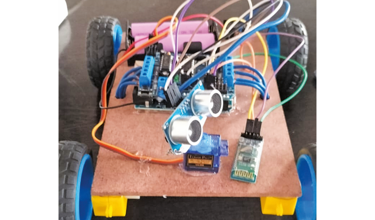 Sterowany głosem robot omijający przeszkody