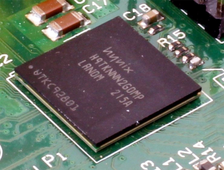 Fotografia 3. Procesor BCM2835 na płytce Raspberry Pi, wyposażony w pamięć SDRAM zamontowaną w technologii PoP