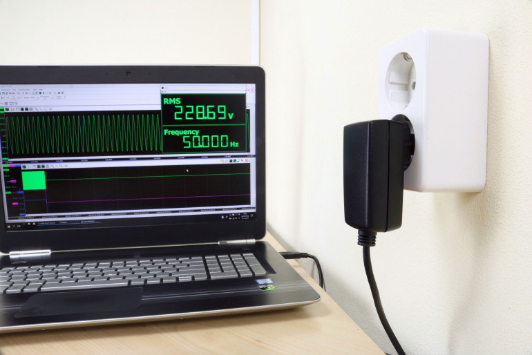 Handyscope TP450 wpięty wprost w gniazdo sieciowe – pomiar jakości energii bez dodatkowego dzielnika